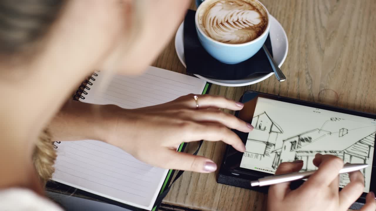 imágenes de video de 4k de una mujer irreconocible tomando notas y usando una tableta digital mientras disfruta de una taza de café en una cafetería