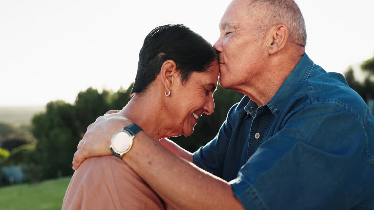 beso, parque y pareja de último año con amor en una cita
