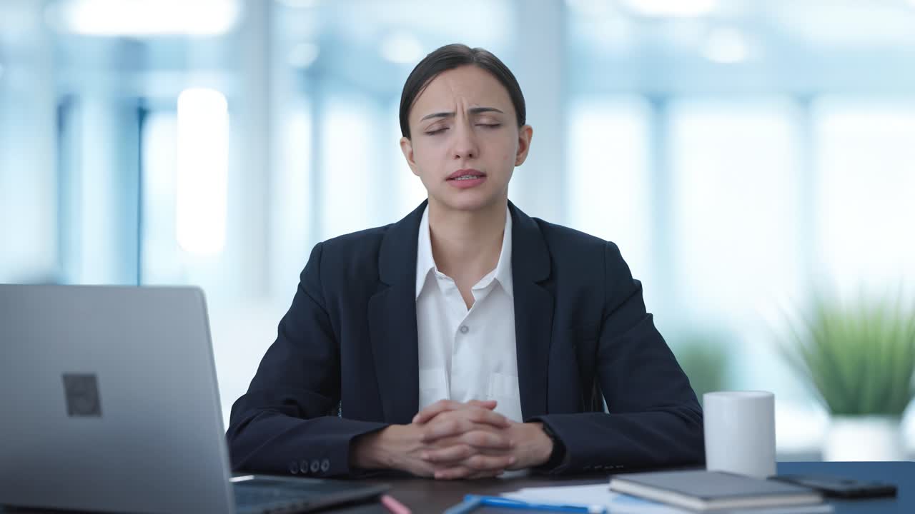 인도 여성 매니저가 누군가와 이야기하고 있습니다.