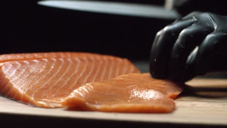 chef preparando salmón crudo