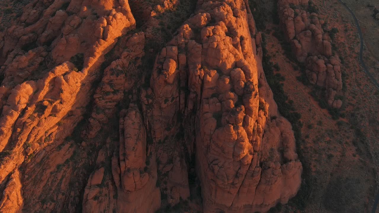 tiro aéreo bajando sobre el parque estatal del cañón de nieve de utah durante el amanecer