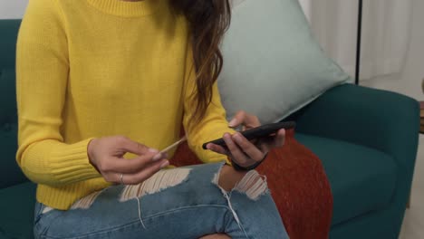 Mujer-Caucásica-Haciendo-Compras-En-Línea