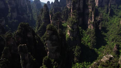 Luftparallaxe-Und-Schwenkaufnahme-Von-Karstsäulen-In-Yuanjiajie