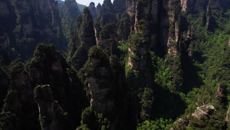 paralaje aéreo y toma inclinada de las columnas cársticas en yuanjiajie