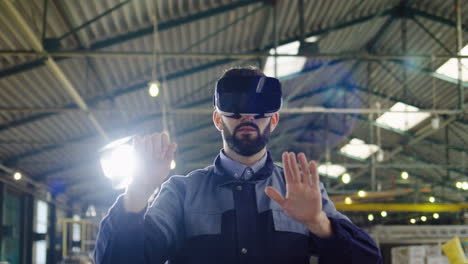 trabajador de fábrica masculino que usa auriculares vr en una gran fábrica