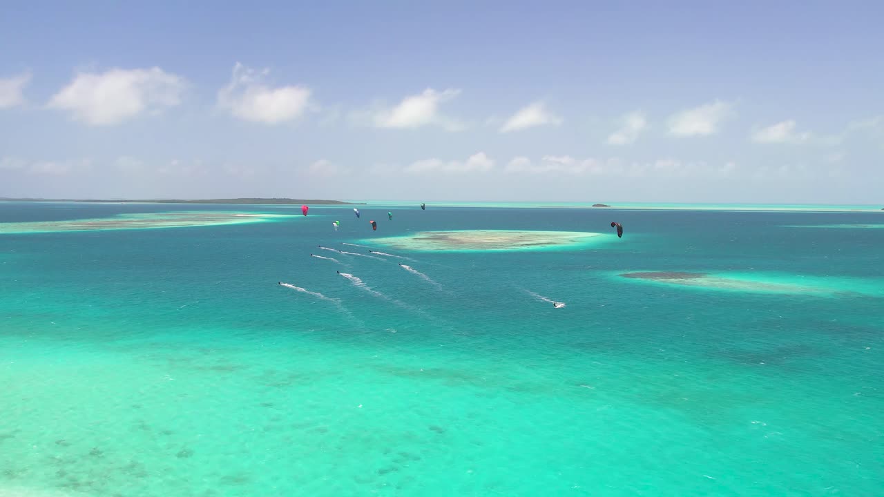 열대 물 을 가로질러 함께 여행 하는 카이트 서퍼 들 의 그룹