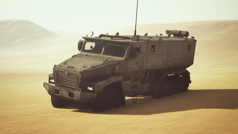 camión militar blindado en el desierto