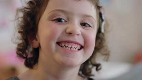 retrato de una niña linda riendo un niño feliz en casa con aspecto alegre