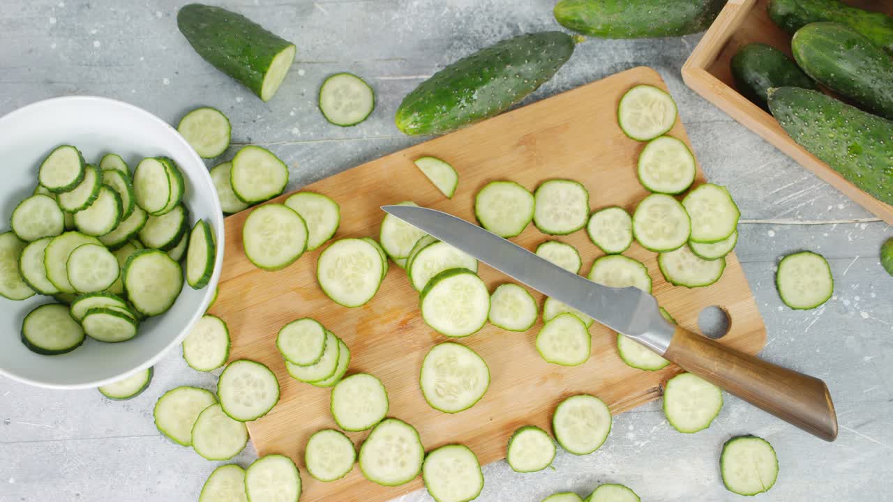 남자들은 손으로 개진 호박을 그에 넣습니다.