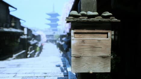 una caja de correo tradicional japonesa de madera en un pueblo tranquilo