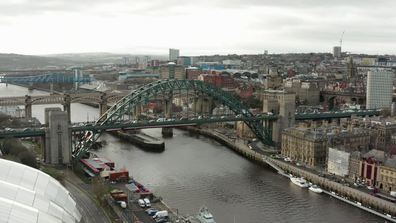 Un volo che mostra il centro città di Newcastle, il fiume Tyne e i ponti
