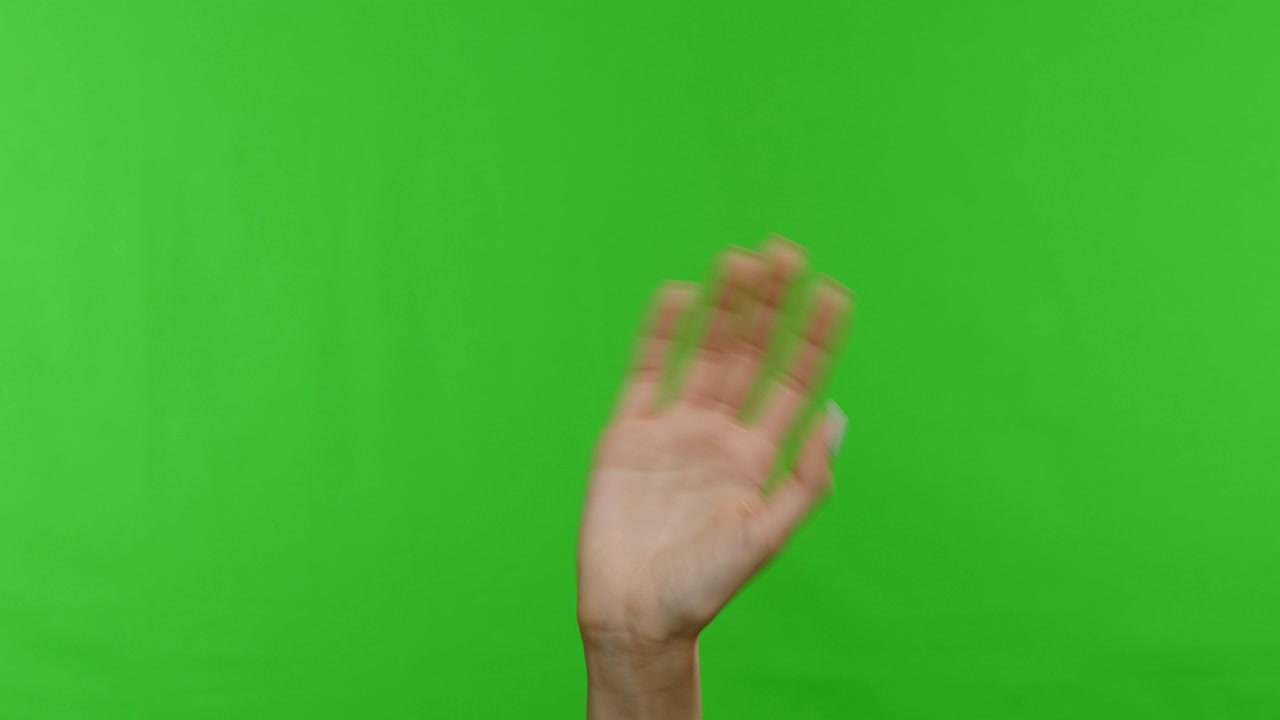 mano femenina que muestra el gesto de saludo, fondo de llave cromada