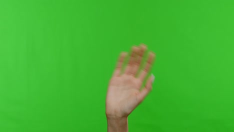 mano femenina que muestra el gesto de saludo, fondo de llave cromada