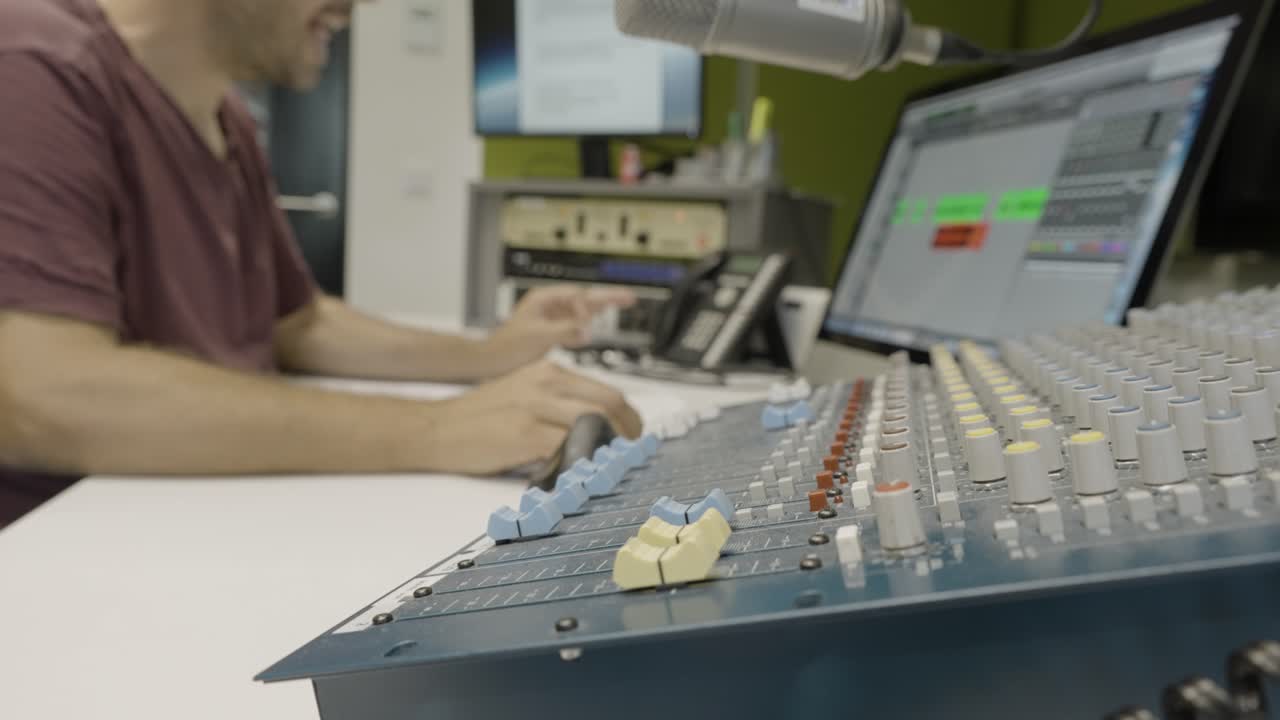 ingeniero de audio mezclando audio con software de producción, mezclador a la vista