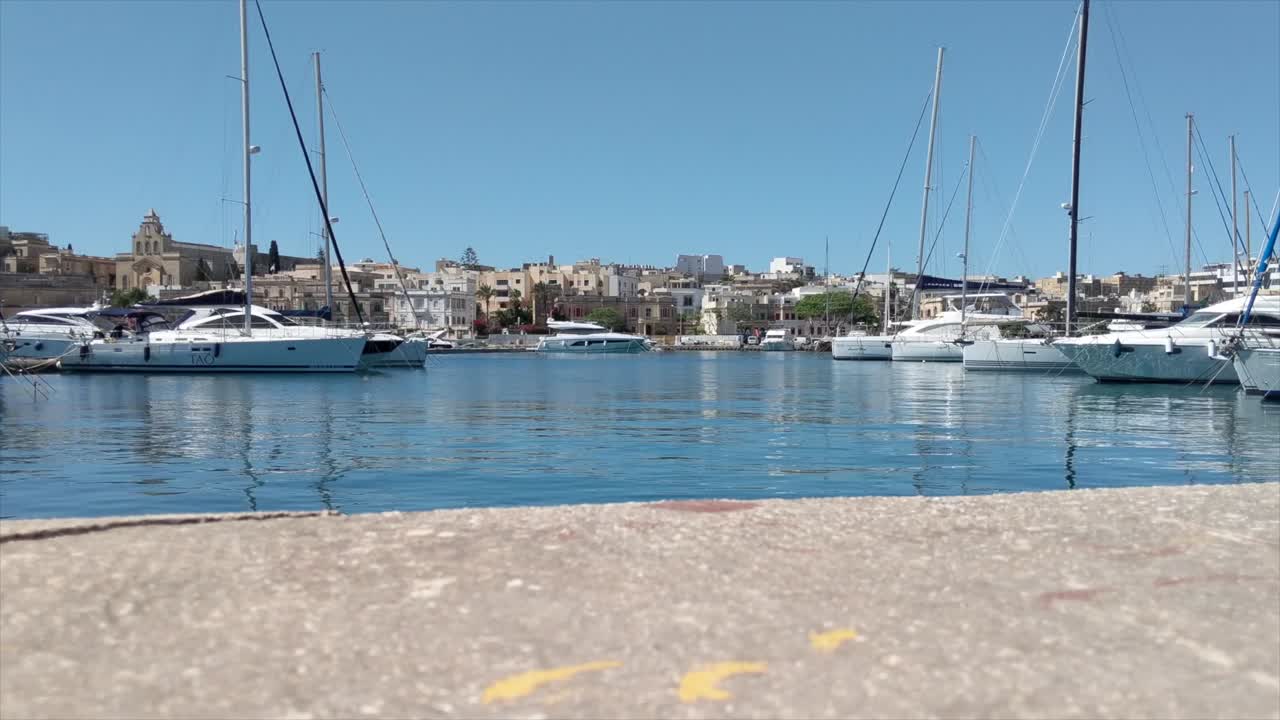 Yacht Mewah di Dermaga Apung Pelabuhan Malta