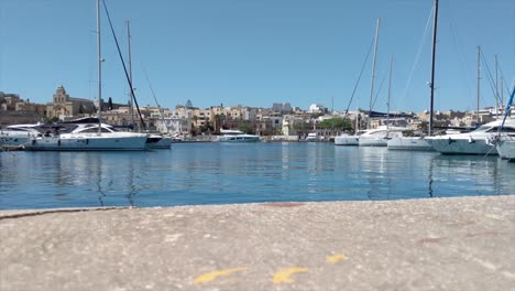 Yates-De-Lujo-En-El-Pontón-Del-Puerto-De-Malta