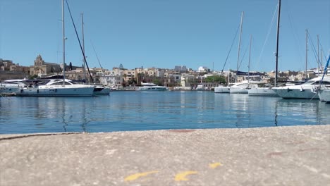 yates de lujo en el pontón del puerto de malta.