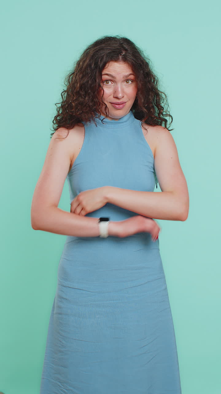 불만족한 여성이 카메라를 가리키며 어리석은  ⁇ 청한 몸짓 머리 근처의 손가락 어리석은 미친 계획 아이디어