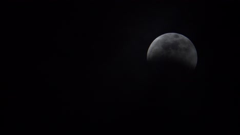 Nubes-Delgadas-Y-Tenues-Que-Se-Mueven-Lentamente-Para-Revelar-Una-Luna-Llena-Durante-Un-Eclipse-Lunar