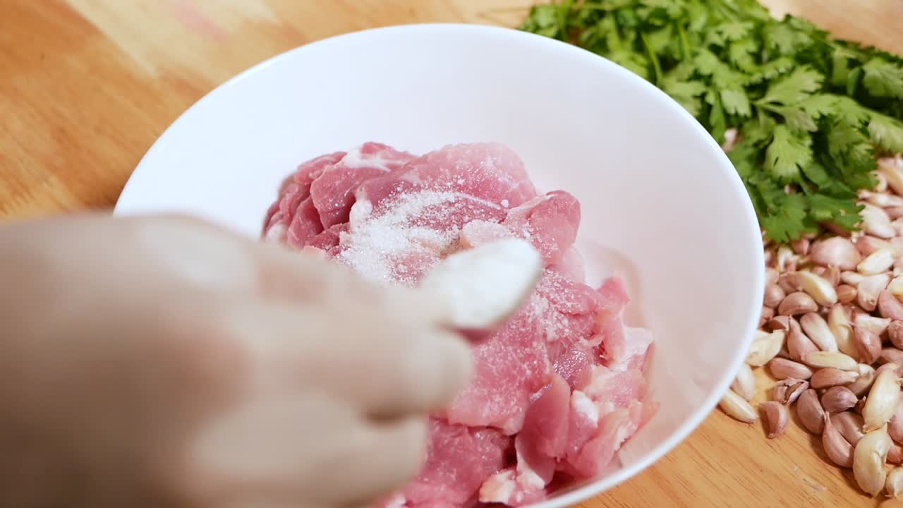 agregar azúcar en el tazón de marinado blanco de cerdo, cerrar