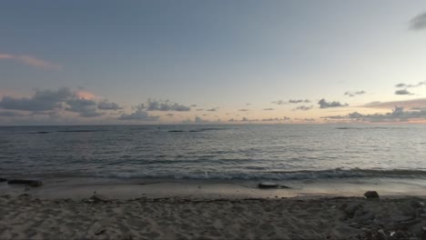 Foto-De-Una-Bonita-Puesta-De-Sol-En-Una-Playa-De-Arena-De-Una-Isla-Tropical