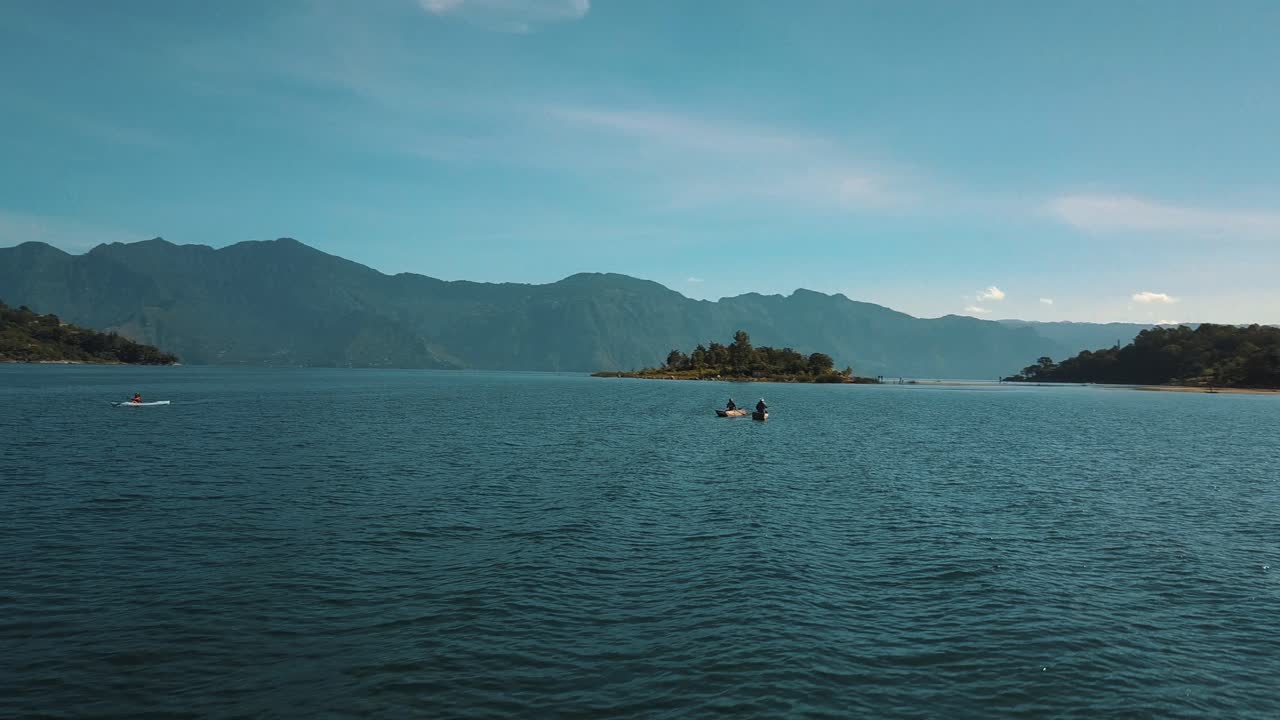 increíble toma aérea de drones del lago atitlán, guatemala - pescador local remando en botes, pesca, kayak