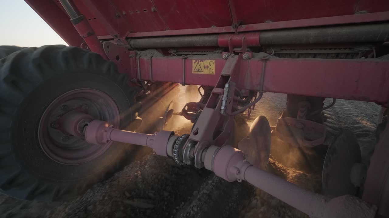 un tractor con cuchillas corta agujeros para preparar el campo antes de plantar patatas. maquinaria agrícola.