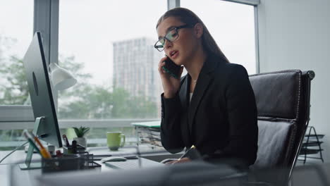 Ejecutivo-Confiado-Hablando-Por-Teléfono-En-Primer-Plano-De-Negocios.-Asesor-Financiero-Trabajando