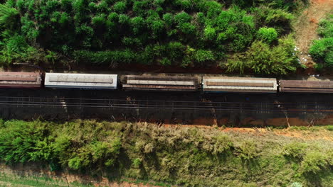 video aereo de un tren de carga cruzando el campo, campinas, são paulo, brasil
