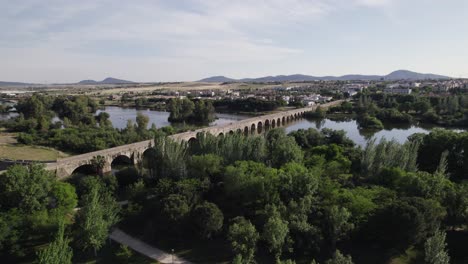 Antena:-Majestuoso-Puente-Romano-De-Mérida,-Sobre-El-Río-Guadiana,-España