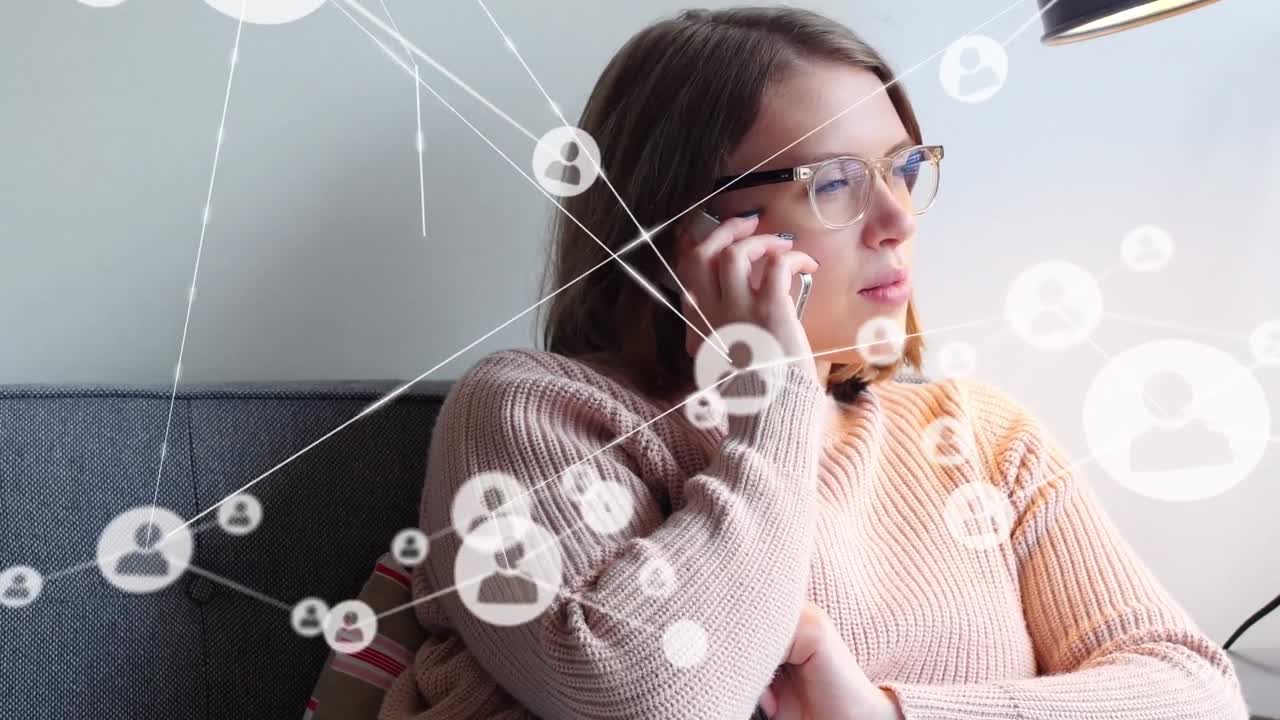 animación de iconos de perfil conectándose con líneas sobre joven mujer caucásica tomando en el teléfono en casa