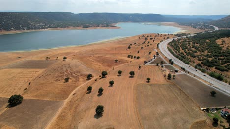 Gran-Angular-De-Drones:-árido-Lago-Turco-Con-Zonas-Verdes-Y-Montañas