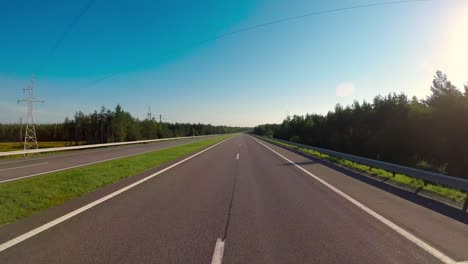 coche timelapse conduciendo en la autopista al amanecer