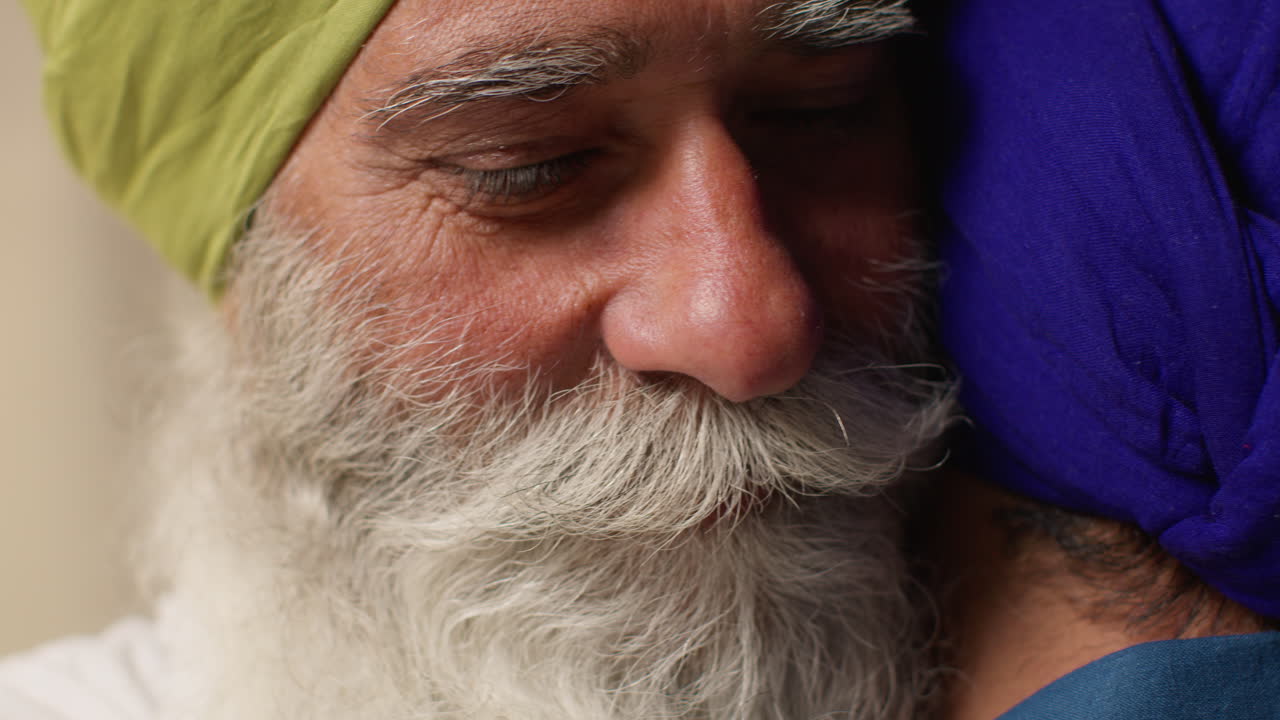 un padre y un hijo sikh se abrazan