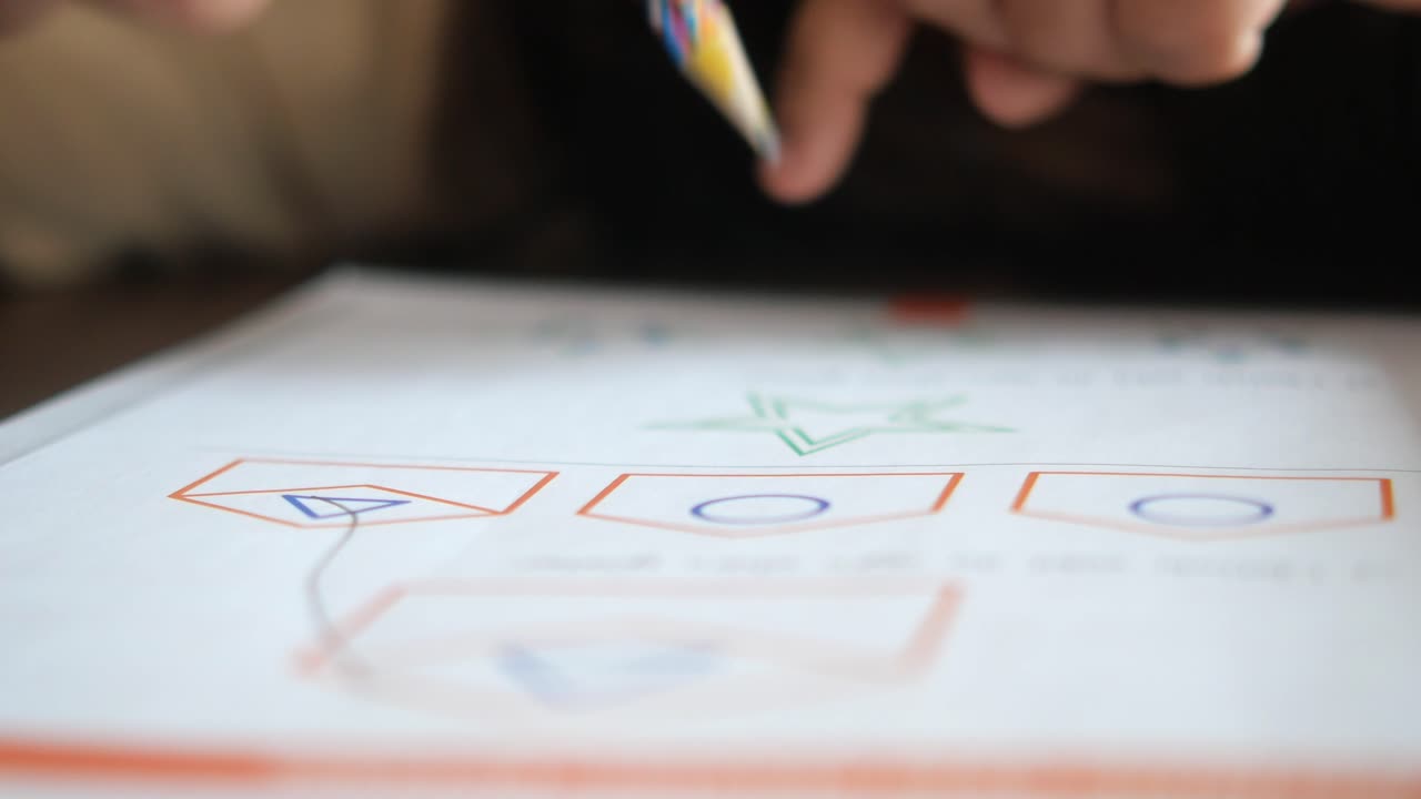 niño haciendo la tarea