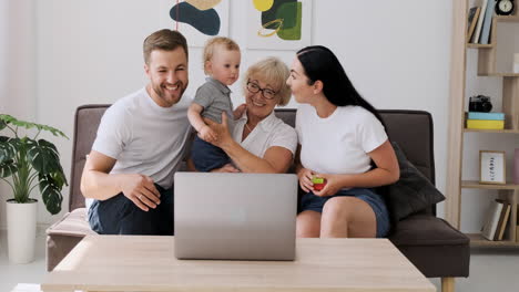 familia feliz teniendo una videollamada en casa 4