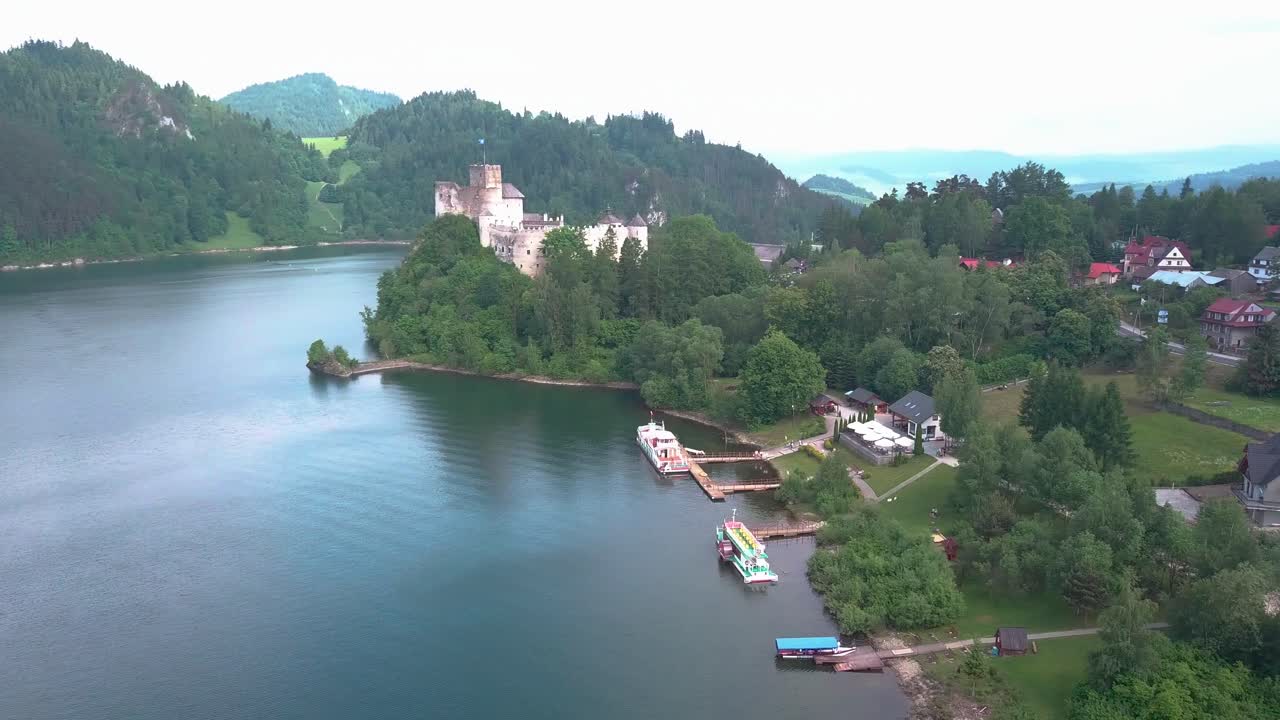 Ripresa aerea panoramica del castello medievale di Niedzica con un lago e una foresta in Polonia.