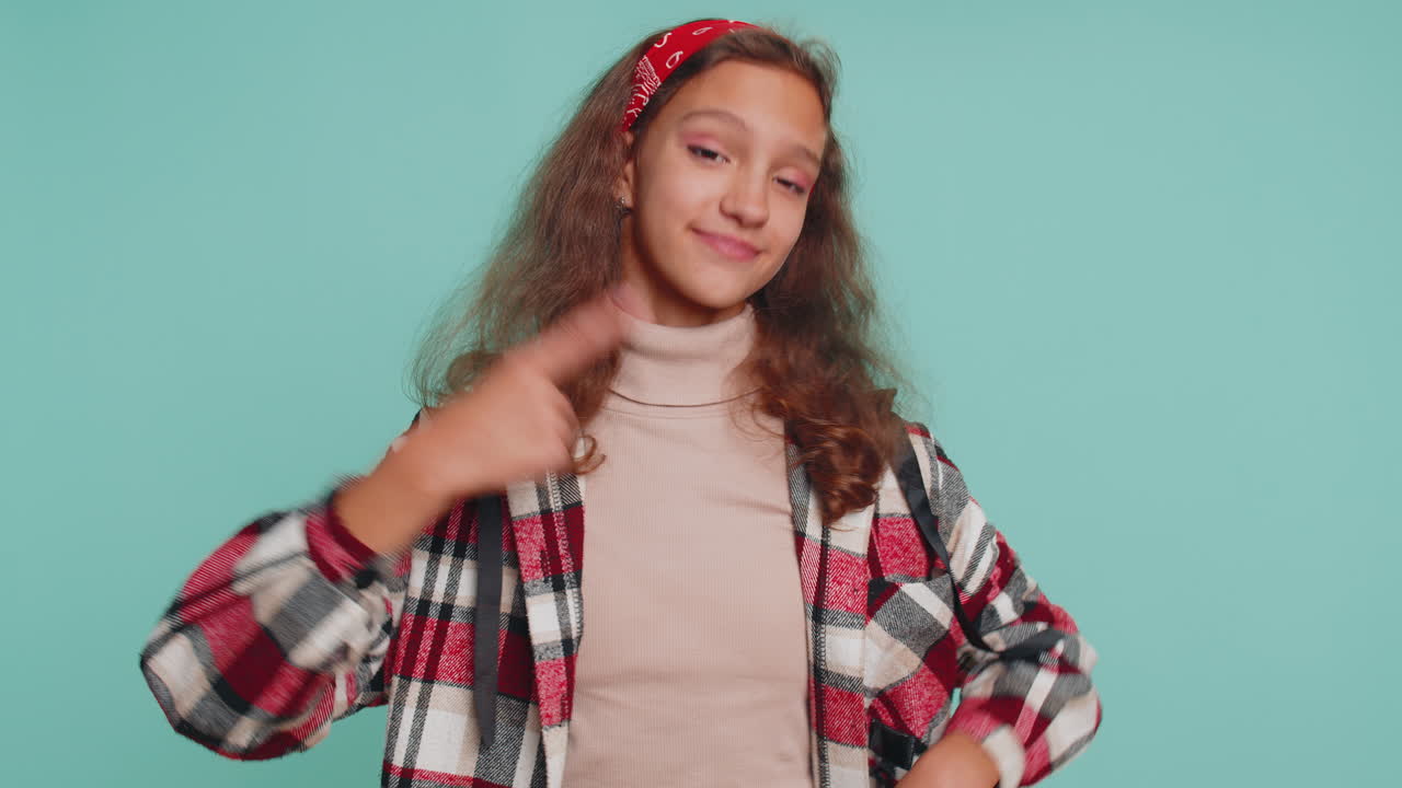 niña ganadora sintiéndose muy orgullosa señalándose a sí misma, pareciendo segura de sí misma, encantada con el éxito