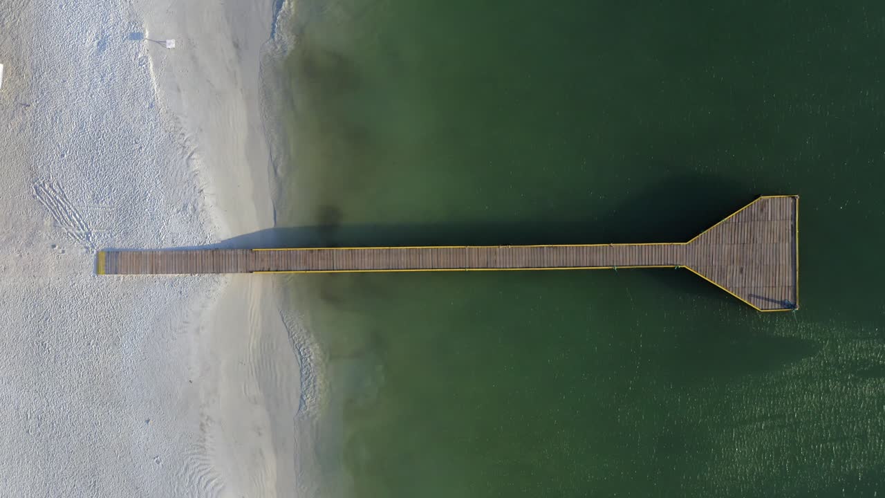 남아메리카 에 있는 베네수엘라 의 코헤 섬 의 부두 와 모래 해변 의 위 에서의 전망