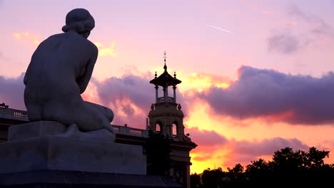 El-Sol-Se-Pone-Detrás-De-Una-Estatua-Romana-En-El-Centro-De-Barcelona,-España-1