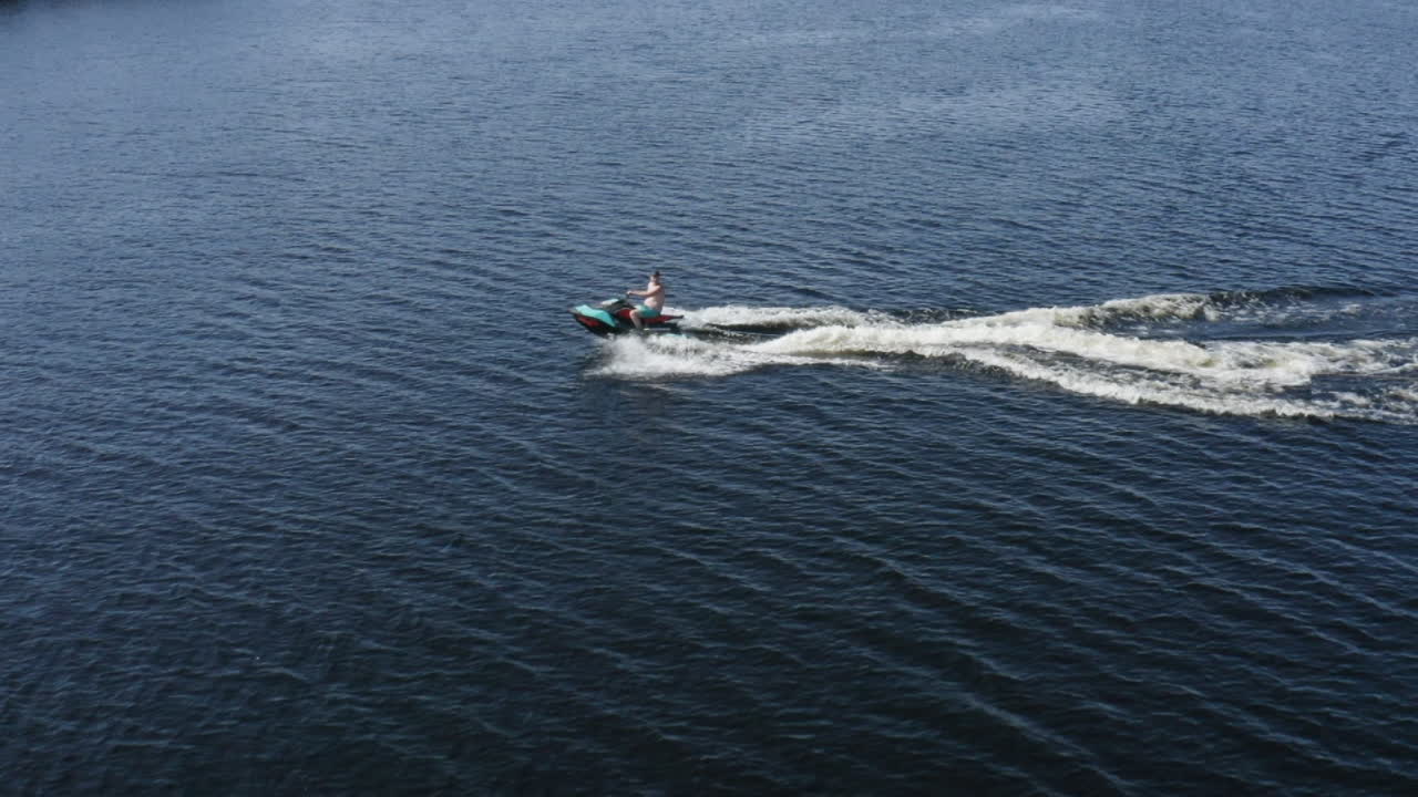 vista aérea de la moto de agua jetski en el agua del río