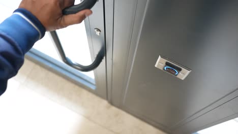 una persona abre una puerta con una tarjeta clave