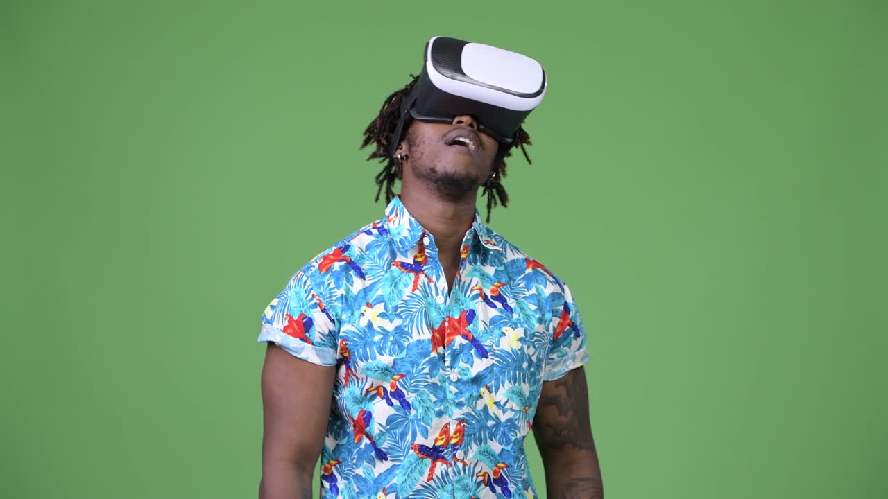 젊은 잘생긴 아프리카 관광객이 가상 현실 헤드을 사용합니다.