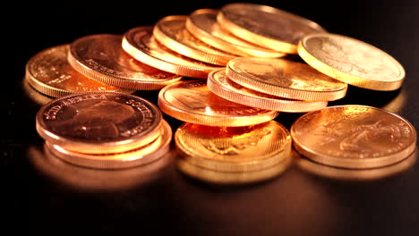 different gold coins lie unsorted next to each other