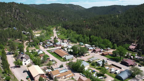 vista aérea de keystone, dakota del sur, estados unidos, ciudad de escapada al monte rushmore, disparo de drone