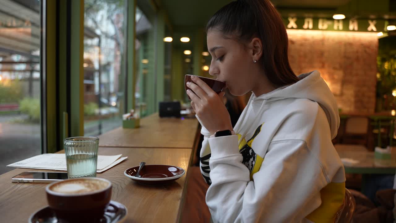 카페에서 커피를 즐기는 여자