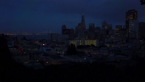 einspielung von san francisco, kalifornien bei nacht mit bay bridge hintergrund
