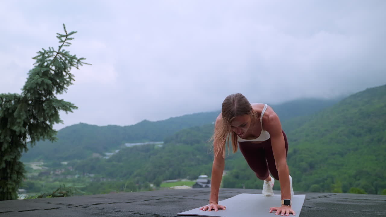 mujer haciendo ejercicio al aire libre en las montañas