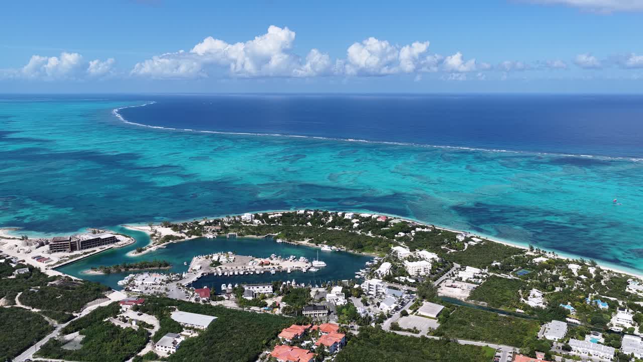 Grace Bay Beach a Providenciales nelle isole Turks e Caicos, Inghilterra. Paesaggio sulla spiaggia. Sfumature di blu ad acquerello. Destinazione turistica. Grace Bay Beach nelle isole Turks e Caicos. Paesaggio marino naturale.