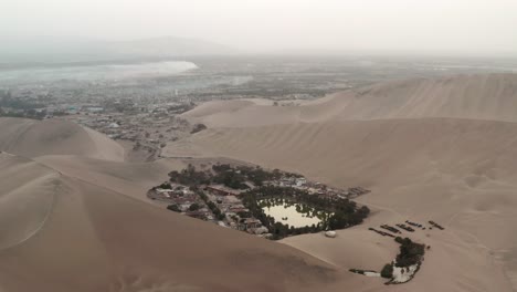 Filmische-Luftaufnahme-Von-Huacachina,-Peru-Bei-Sonnenaufgang